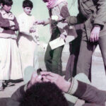 الطفل مازن ضياء يرمي الكرة الزجاجية على عدسة الكاميرا